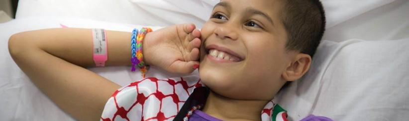 بالصور- محمد عساف يزور جرحى غزة في عمان