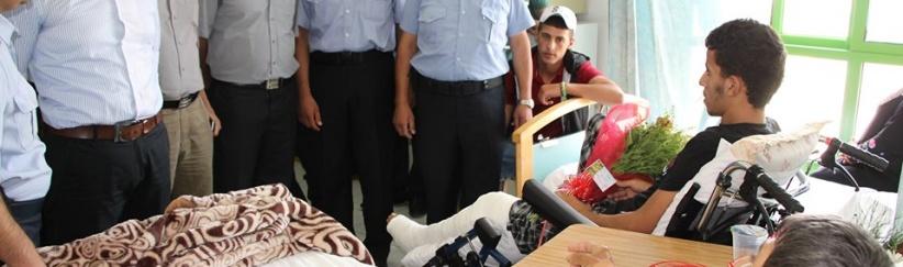 بالصور :- الشرطة وحركة فتح تطمئنان على جرحى العدوان الإسرائيلي على قطاع غزة