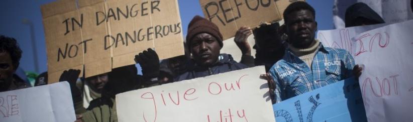 جنود الاحتلال يسرقون العمال الاجانب تحت تهديد السلاح