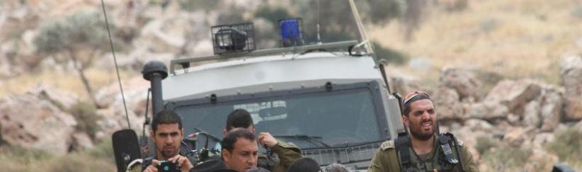 مواطنون يهدمون خيمة نصبها مستوطنون جنوب الخليل واعتقال مواطن