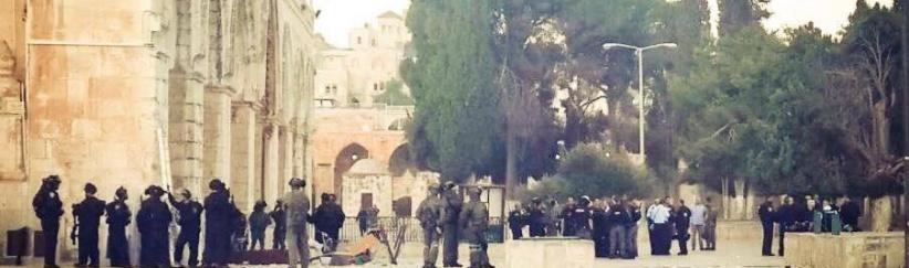 قوات الاحتلال تقتحم الاقصى وتهاجم المصلين وتخلي الساحات
