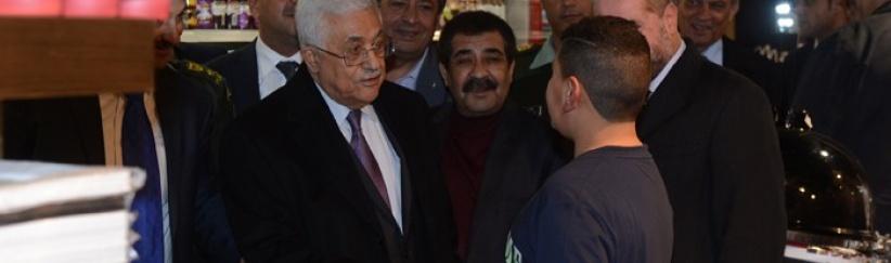 الرئيس عباس يتجول في رام الله ويتفقد أحوال المواطنين