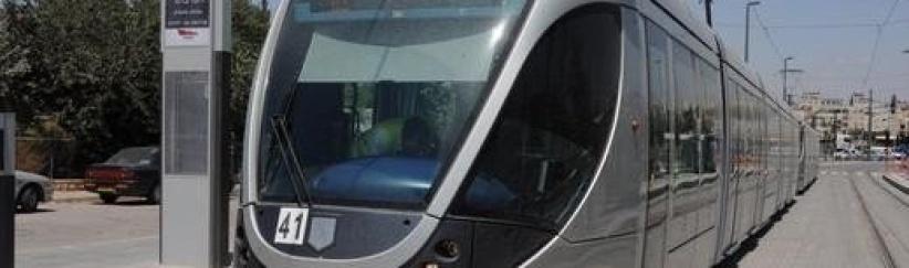 رشق القطار الخفيف بالحجارة في شعفاط