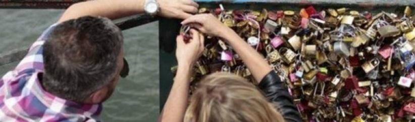 بلدية باريس تخلص جسر الفنون من 