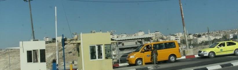 الاحتلال يعتقل محررًا بعد ضربه على حاجز 