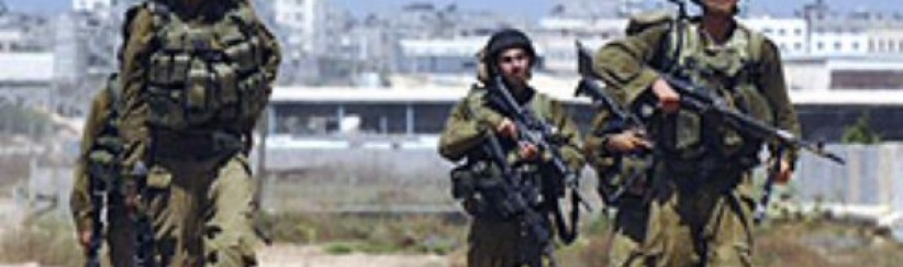 الاحتلال يعتقل مواطنًا ويصادر بضائع ببيت أمر