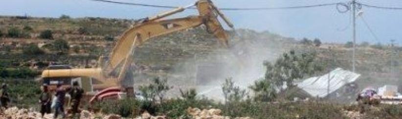كيسان: الاحتلال يخطر بهدم غرفة زراعية وجدران استنادية