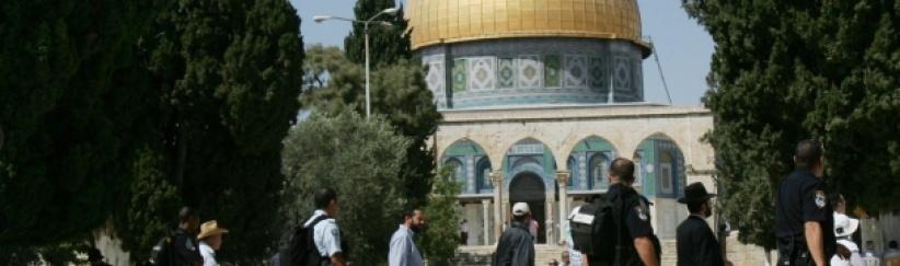 عشرات المستوطنين يقتحمون الأقصى بحراسة مشددة