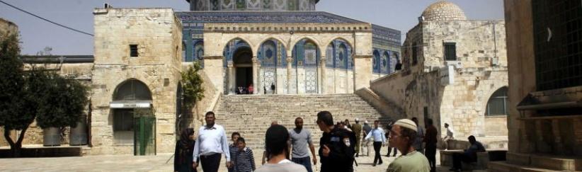 مستوطنون يقتحمون باحات الأقصى واعتقال مقدسية