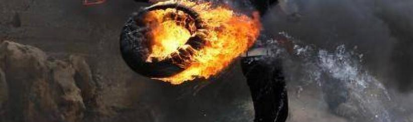 مواجهات في بيت امر بالخليل ليلاً