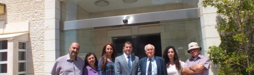 وفد من مؤسسة تطوير بيت لحم 2000 الفلسطينية في التشيلي يزور مركز بيت ساحور الطبي