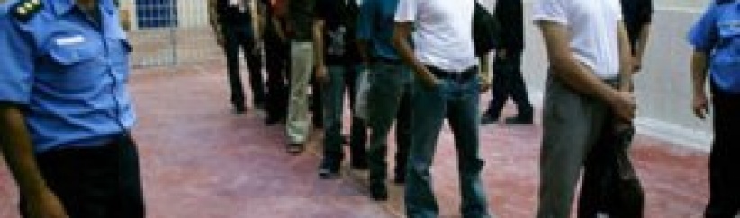 128 عملية قمع وتنكيل بالأسرى في السجون منذ بداية العام