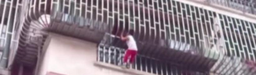 بالفيديو.. قضبان الشرفة انقذت طفلا من الموت