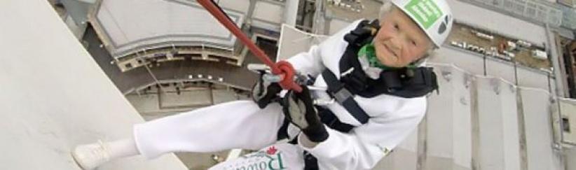 عجوز الـ101 عام تصبح أكبر ممارسة لرياضة الهبوط بالحبال