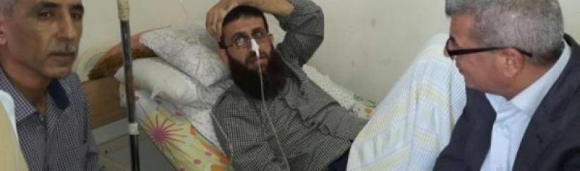 قراقع يزور عدنان وعائلة الأسير المضرب عدي ستيتي