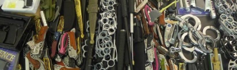 الشرطة تضبط أكثر من 300 قطعة من الأسلحة البيضاء والغاز المسيل للدموع في الخليل