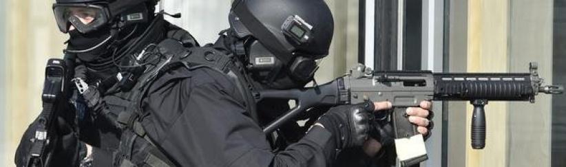 مسلحون يحتجزون موظفين بمتجر قرب باريس