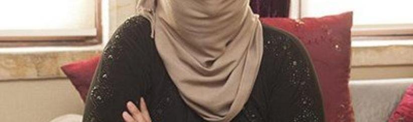 بالفيديو والصور.. زعيم تنظيم داعش يقطع رأس امرأة ويقدمها هدية لـ عروس