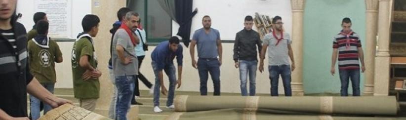 المجموعات الكشفية في بيت لحم تشارك بعمل تطوعي في مسجد عمر