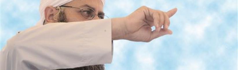 الشيخ أحمد الأسير يسرح ويمرح في صيدا.. حليق الذقن وطويل الشعر