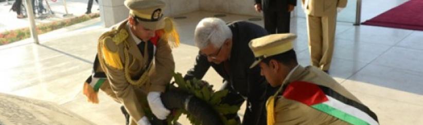 الرئيس يضع إكليلاً من الزهور على ضريح الشهيد ياسر عرفات