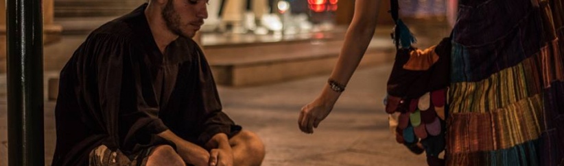 شابٌ لبناني يتسوّل على الطرقات بثوب التخرّج