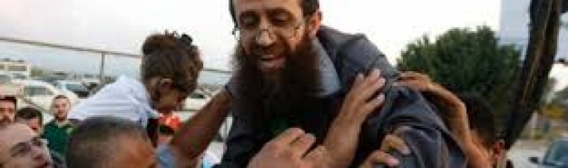 نقل المحرر خضر عدنان للمستشفى بعد تدهور صحته