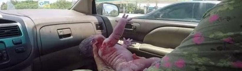 زوج يصور بالفيديو ولادة ابنه بالسيارة