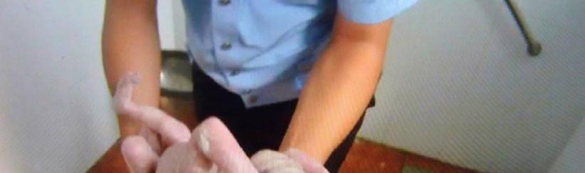 صور مؤثرة لشرطي صيني ينقذ رضيعة من الموت في دورة مياه عمومية