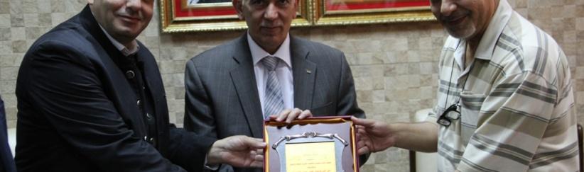 محافظ الخليل يستقبل وفد من الفنانين الفلسطينيين