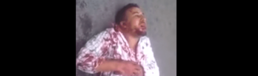 شاهد لحظة الإعتداء على رجل بالاسلحة البيضاء وتسديد عدة طعنات له