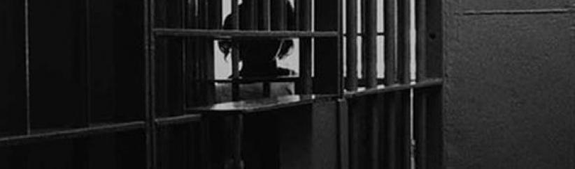 أب يحبس زوجته وابنه في زنزانة لـ 6 سنوات