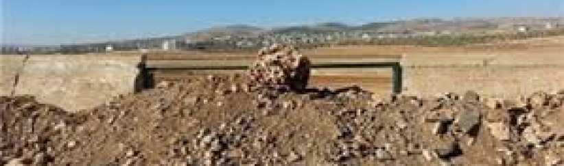 مستوطنون يغلقون مدخل قرية بيت دجن شرق نابلس بالسواتر الترابية