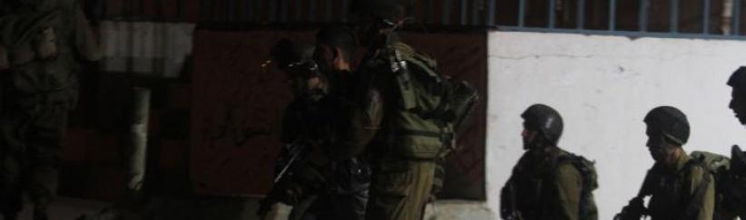 الاحتلال يعتقل مواطناً ويفتش منازل ويستولي على مبلغ مالي في الخليل