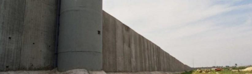 الاحتلال يحتجز عشرات المزارعين خلف الجدار بسلفيت