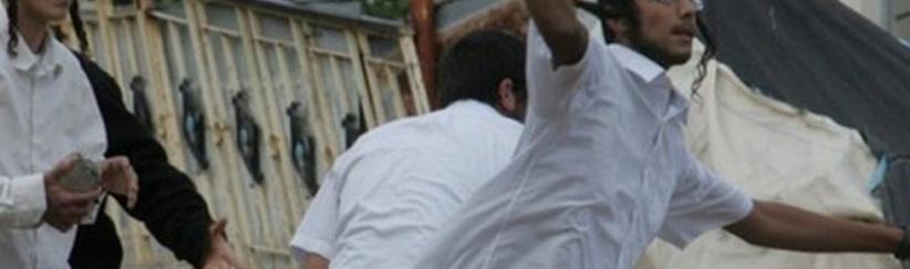 مستوطنون يرشقون منازل أم الخير بالحجارة