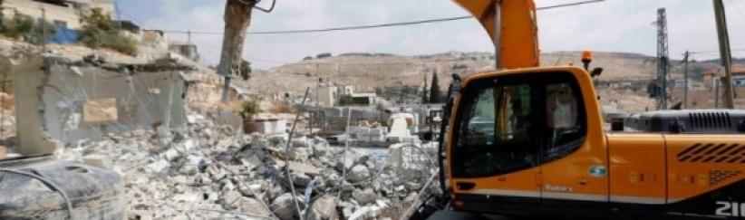 جرافات الإحتلال تهدم منزلا في اللد وتشرد قاطنيه