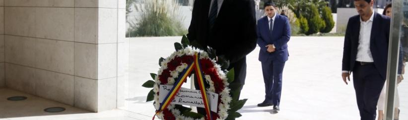 السفير الروماني الجديد يضع اكليلا من الزهور على ضريح القائد الرمز ياسر عرفات.