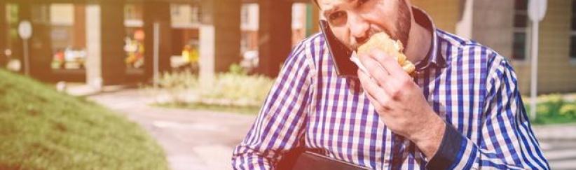 احذر من تناولك للطعام وأنت تمشي