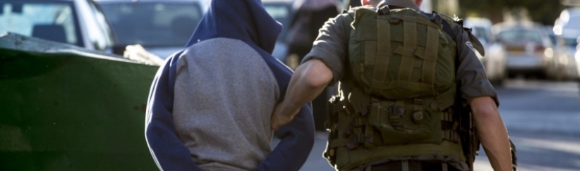 الخليل: الاحتلال يعتقل شابًا بزعم حيازته سكين