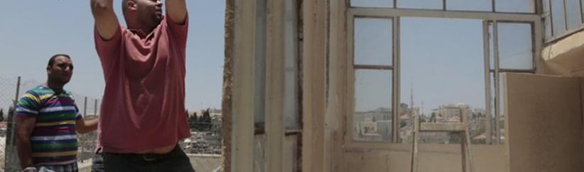 عائلة مقدسية تهدم متجرا لها جنوب الأقصى بضغط من الاحتلال