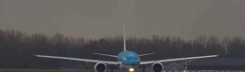 فيديو| البرق يصعق طائرة ركاب خلال إقلاعها