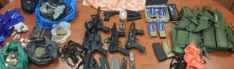 الاحتلال يدعي ضبط قطع سلاح داخل طرود بريدية متجهة لغزة