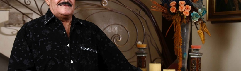 ﻿سمير غانم يسخر من برامج اكتشاف المواهب في عرض مسرحي في السعودية