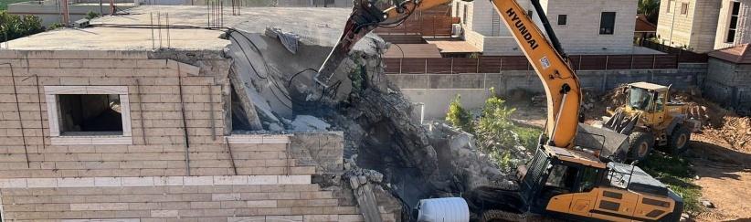 الاحتلال يهدم عمارة سكنية في حي البستان ببلدة سلوان جنوب المسجد الأقصى