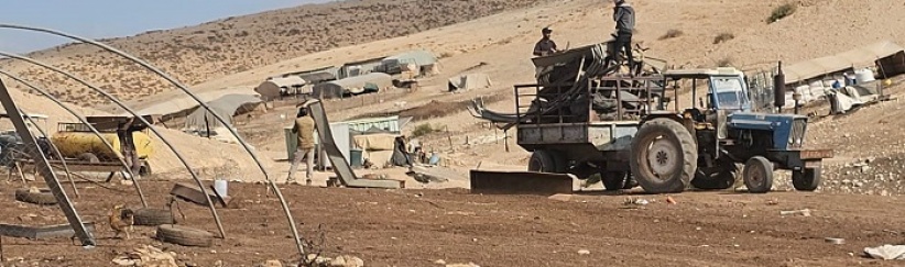مستعمرون يدمرون شواهد قبور شرق بيت لحم