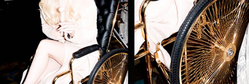 ليدي غاغا على كرسي متحرك مصنوع من الذهب