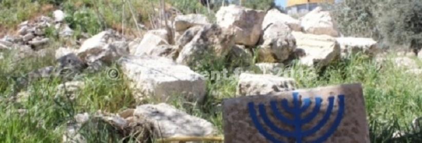 متطرفون يضعون شمعداناً إسرائيلياً على حجارة 