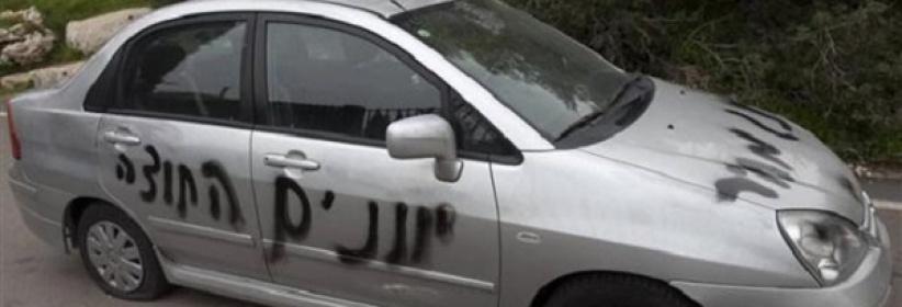 بيت جالا : مستوطنون يثقبون اطارات 5 سيارات و يرسمون شعارات مسيئة