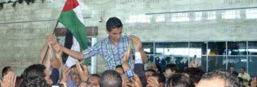 عساف يصل القاهرة والحكومة المقالة تنظم حفل استقبال له في غزة